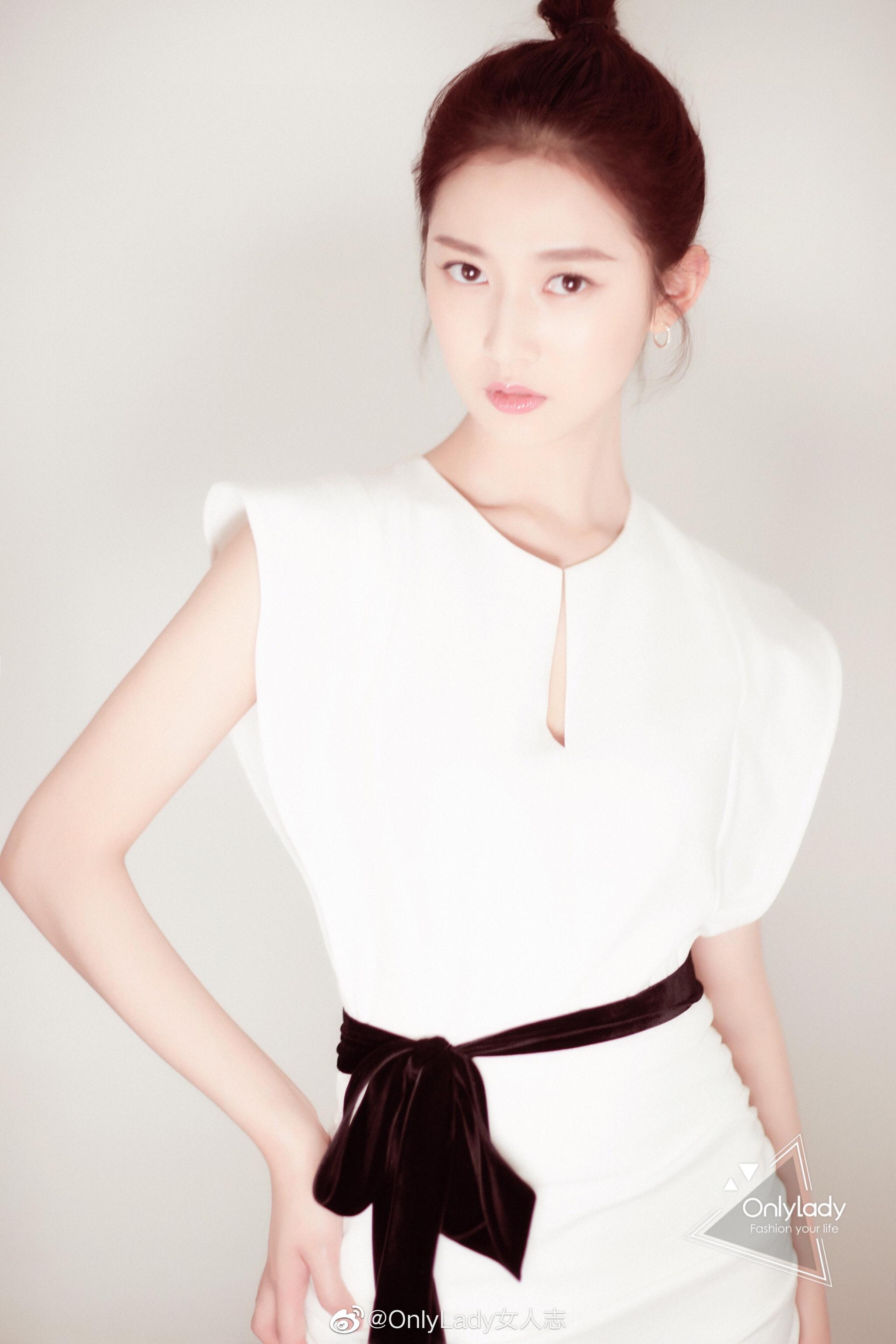 昨日演员陈钰琪yukee亮相某活动现场一身白衣look简约大方