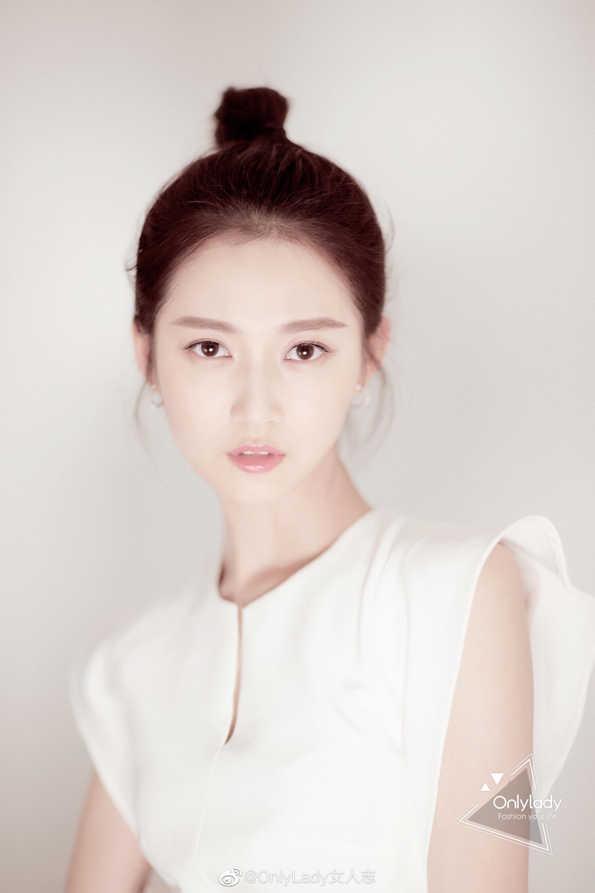 昨日演员陈钰琪yukee亮相某活动现场一身白衣look简约大方