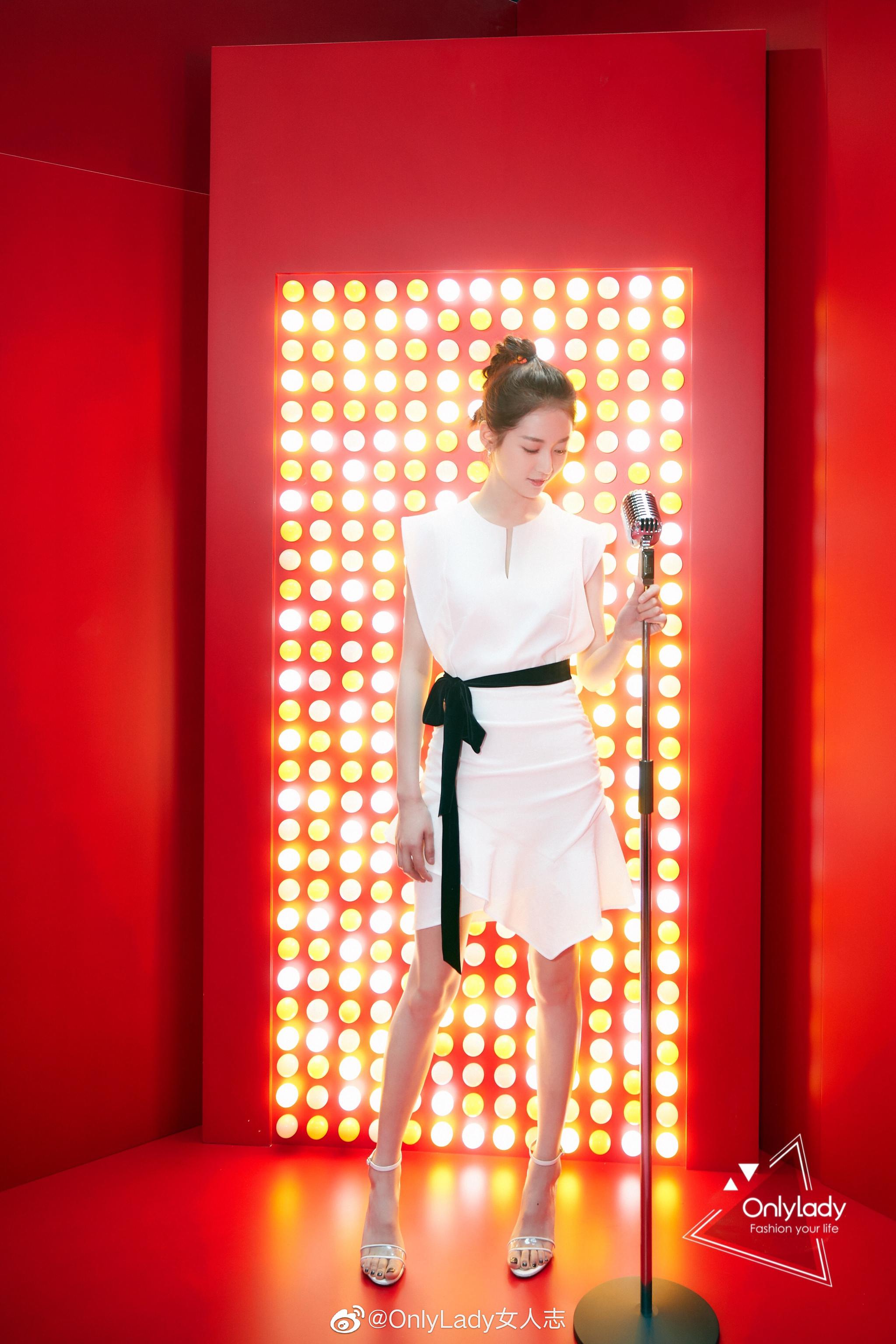 昨日演员陈钰琪yukee亮相某活动现场一身白衣look简约大方