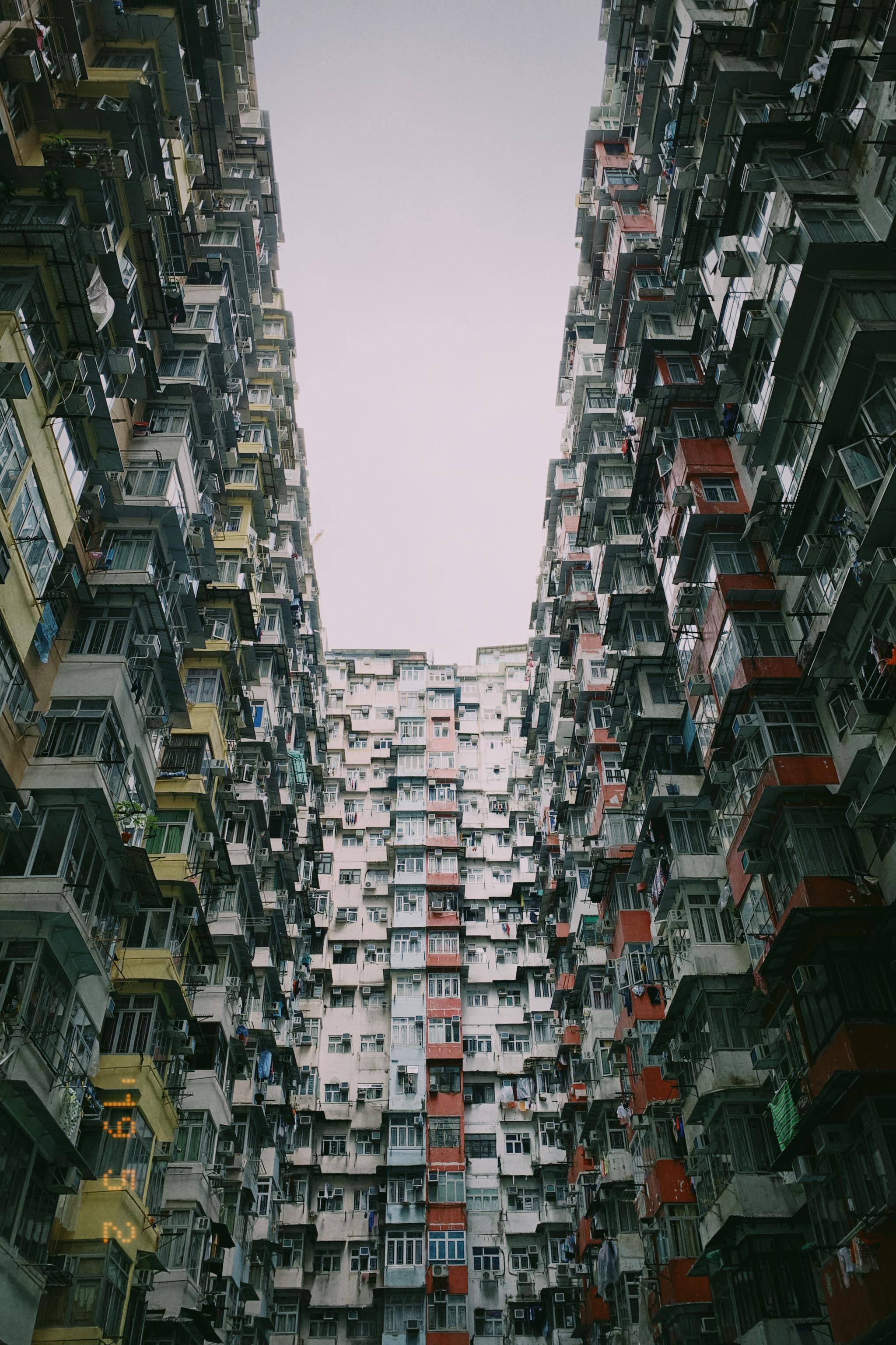 一座城池一方天地打卡怪兽楼图二有飞鸟飞过