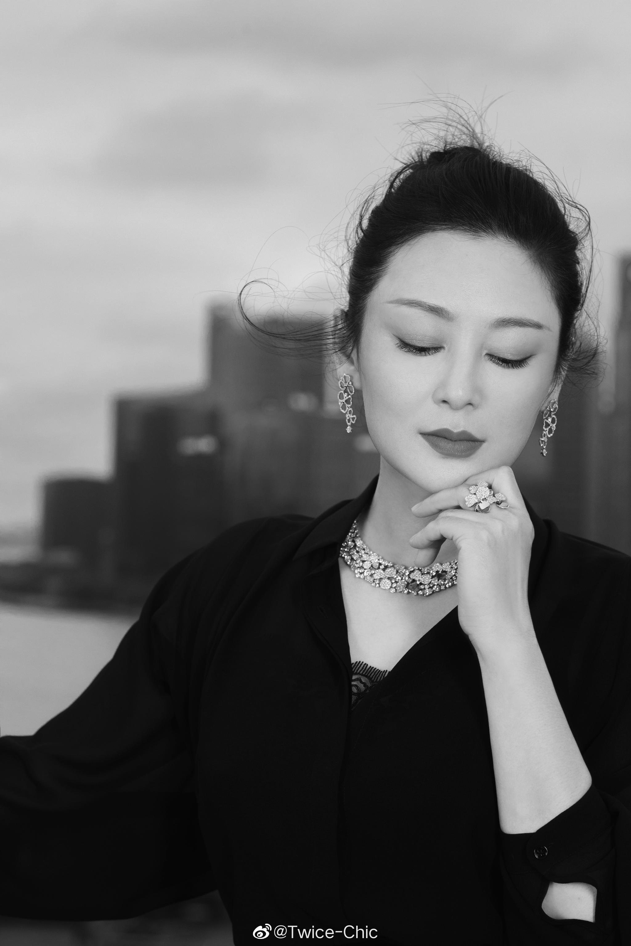 上海电影节红毯外的陈红,一身黑装优雅从容. "心若淡然