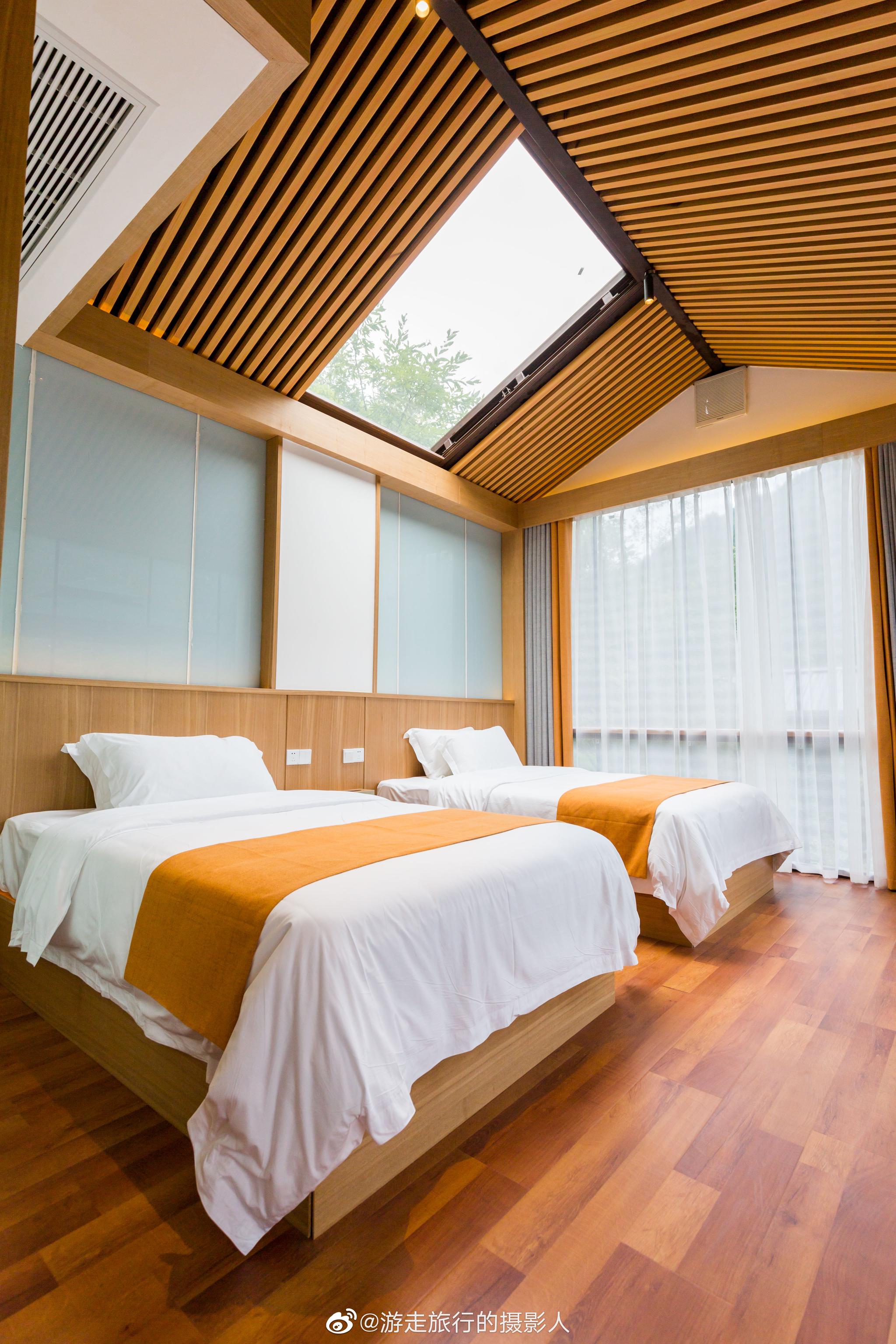 恩施地心谷有一处悬崖上的酒店名叫崖舍,崖舍位于地心谷景区大门口