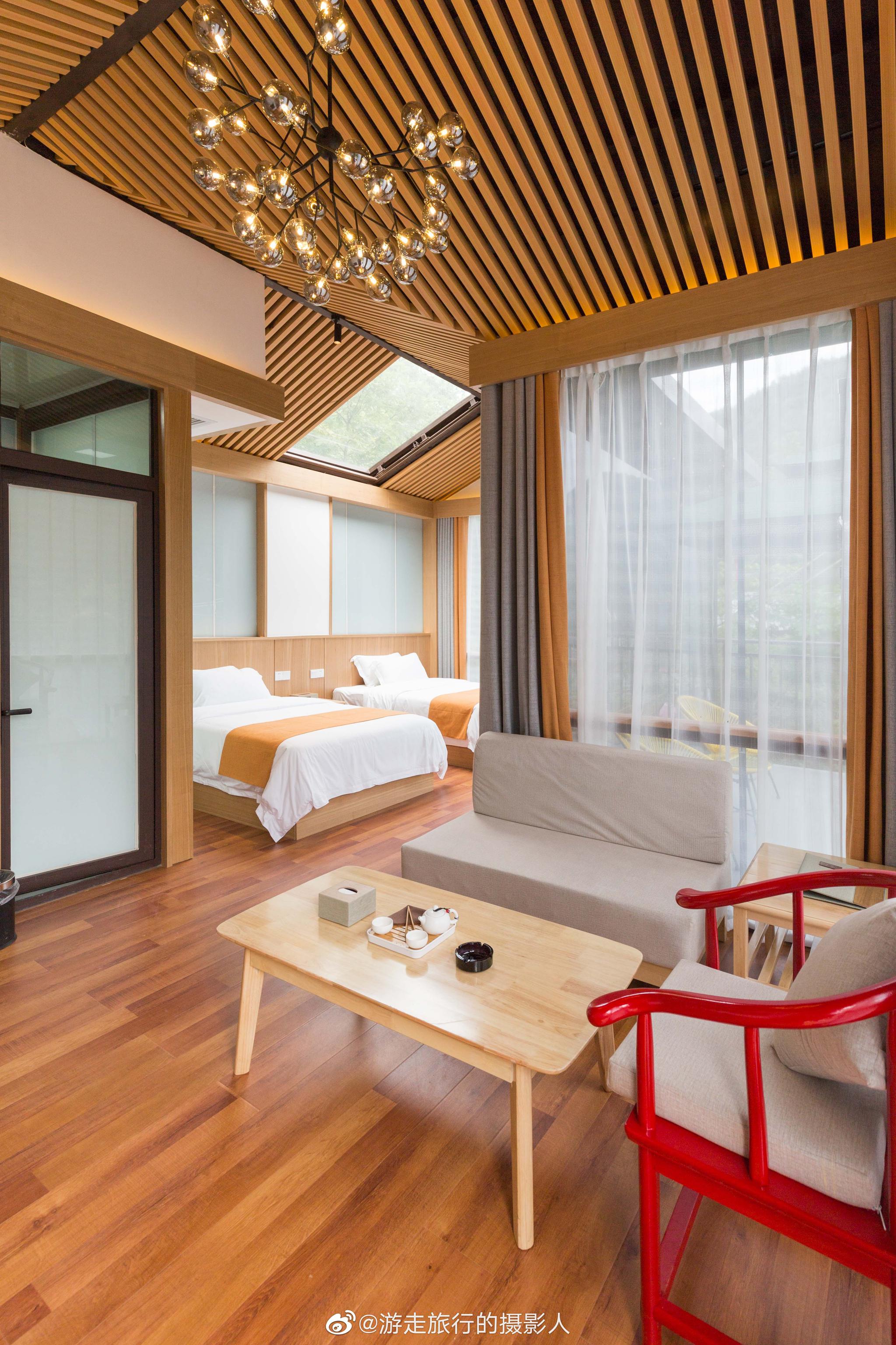 恩施地心谷有一处悬崖上的酒店名叫崖舍崖舍位于地心谷景区大门口