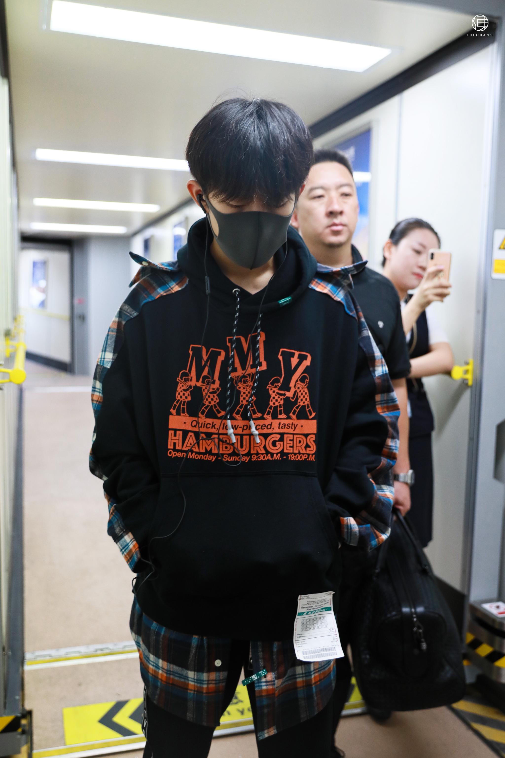 易烊千玺北京机场出发厦门今日份黑色格子卫衣 黑色运动裤的顺毛