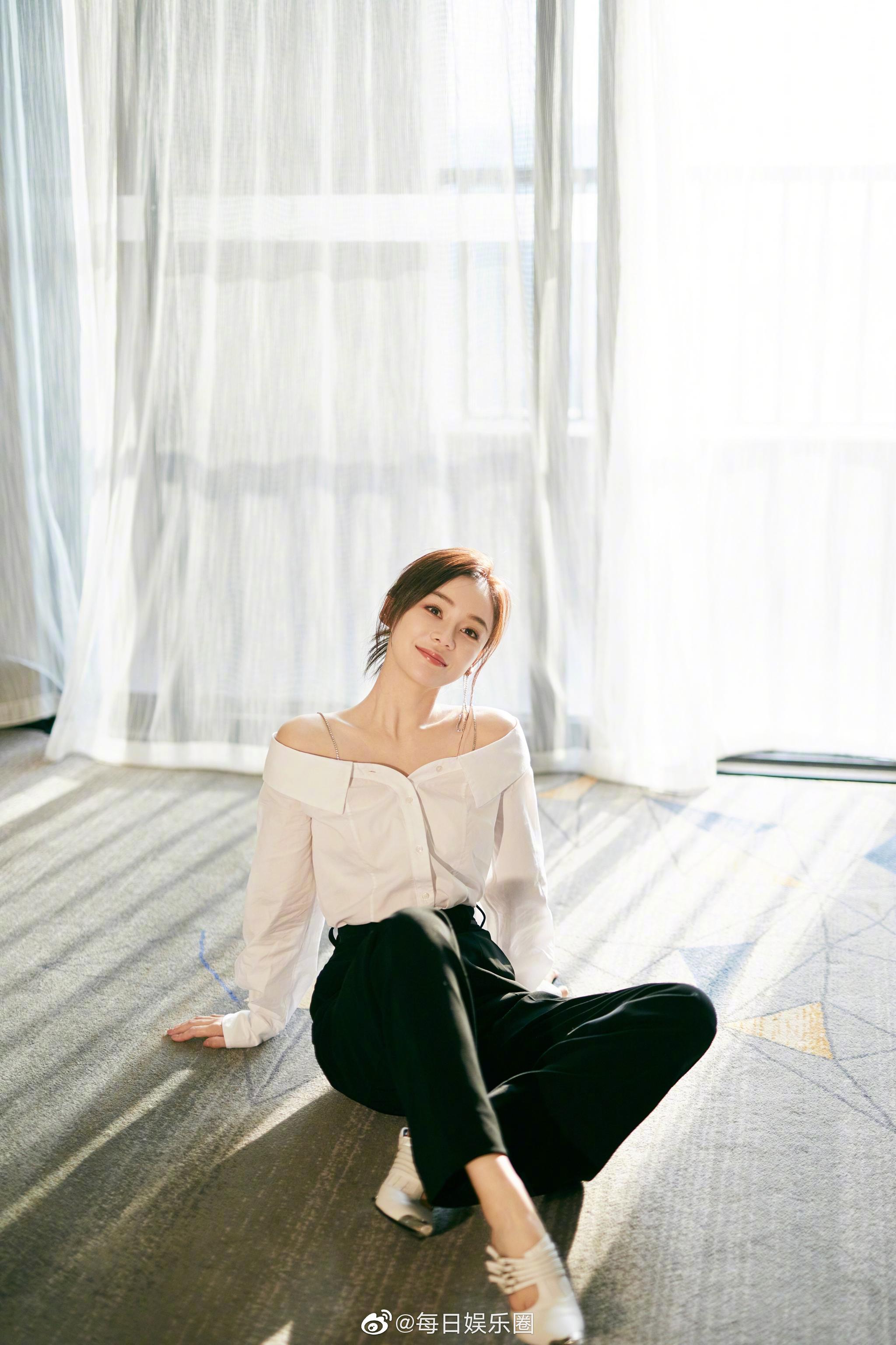 亮相优秀电视剧百日展活动的袁姗姗,又温柔又有气场的搭配