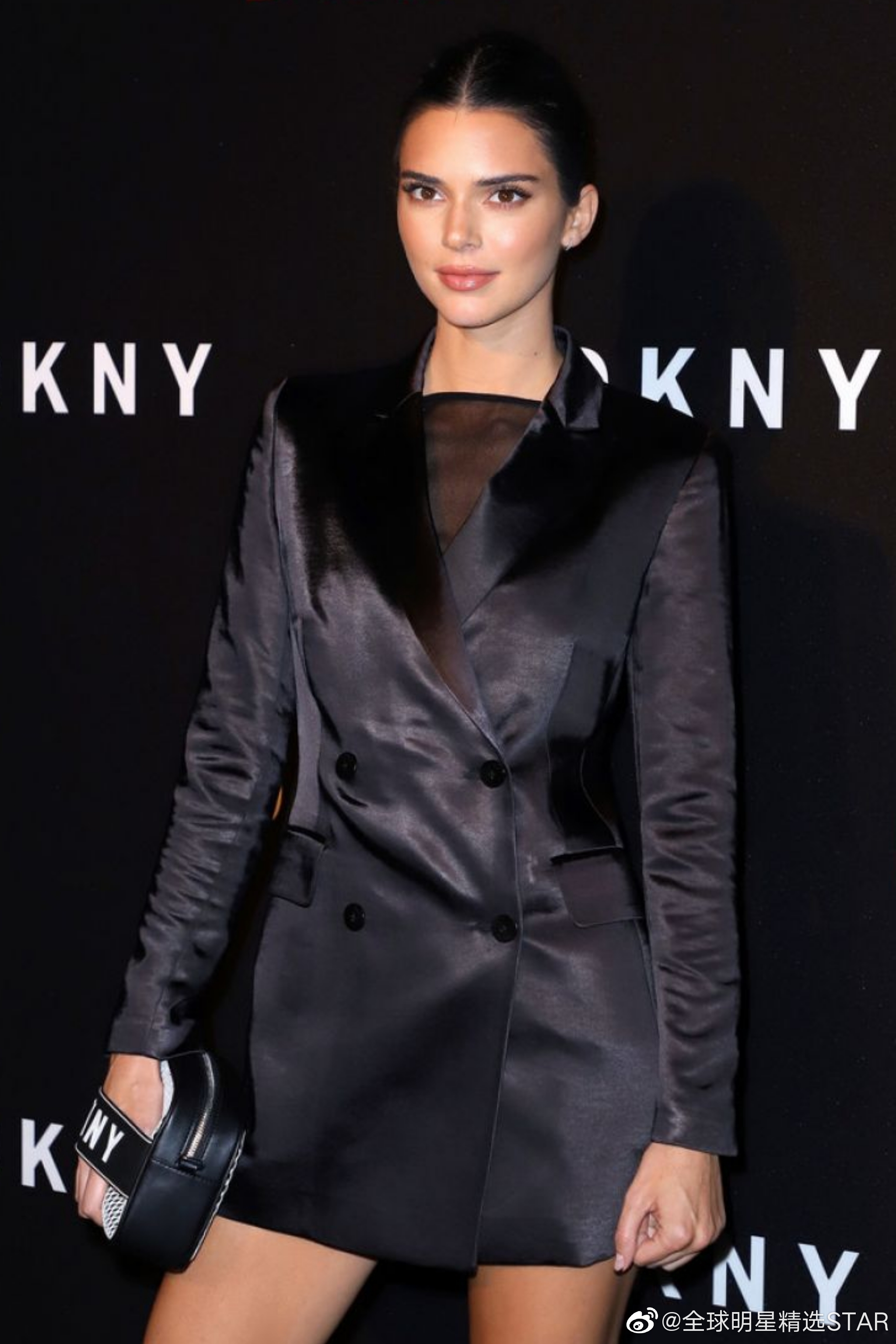 肯达尔·詹娜出席dkny三十周年庆典,身着黑色小礼服,魅力十足