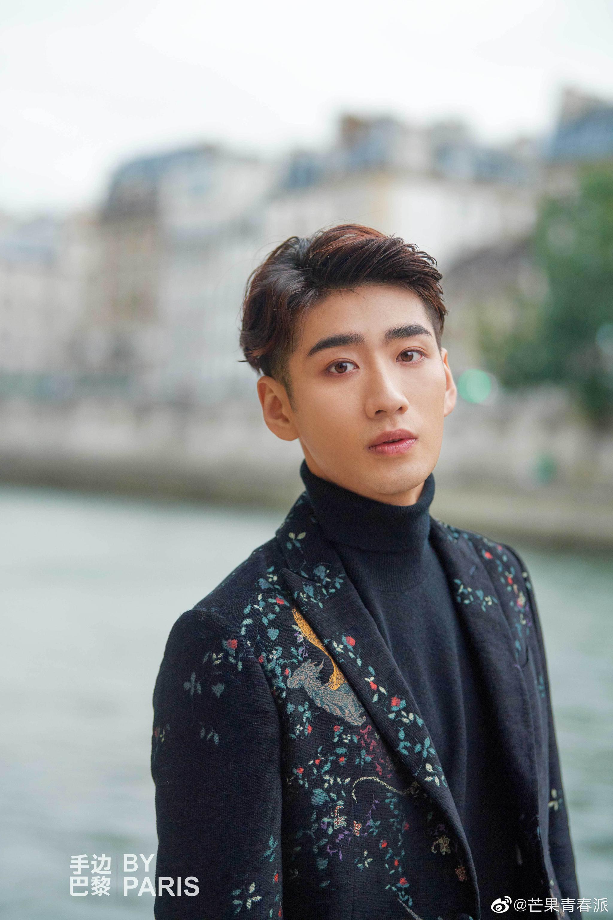 丰楚轩lil-t 一身复古西装亮相巴黎时装周