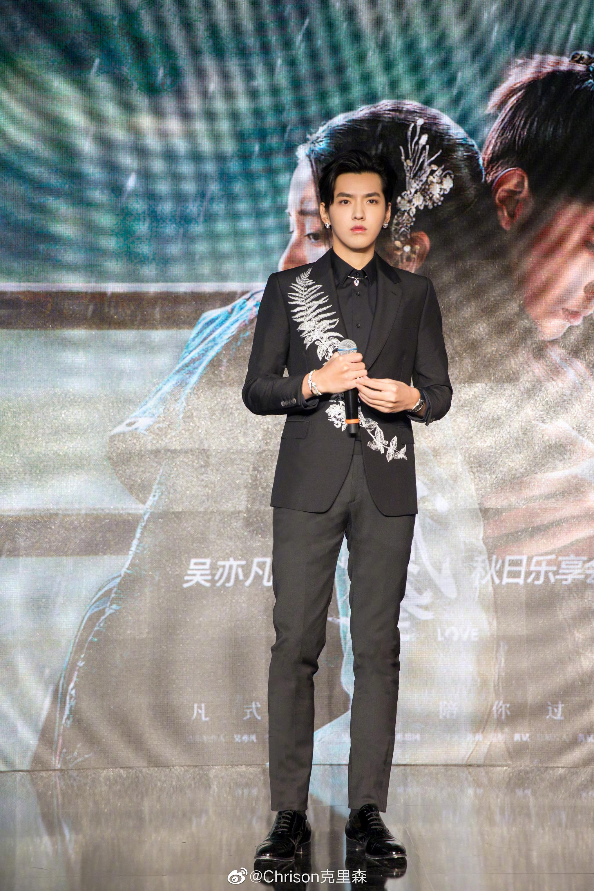 吴亦凡在生日当天,身穿alexander mcqueen藤蔓刺绣外套