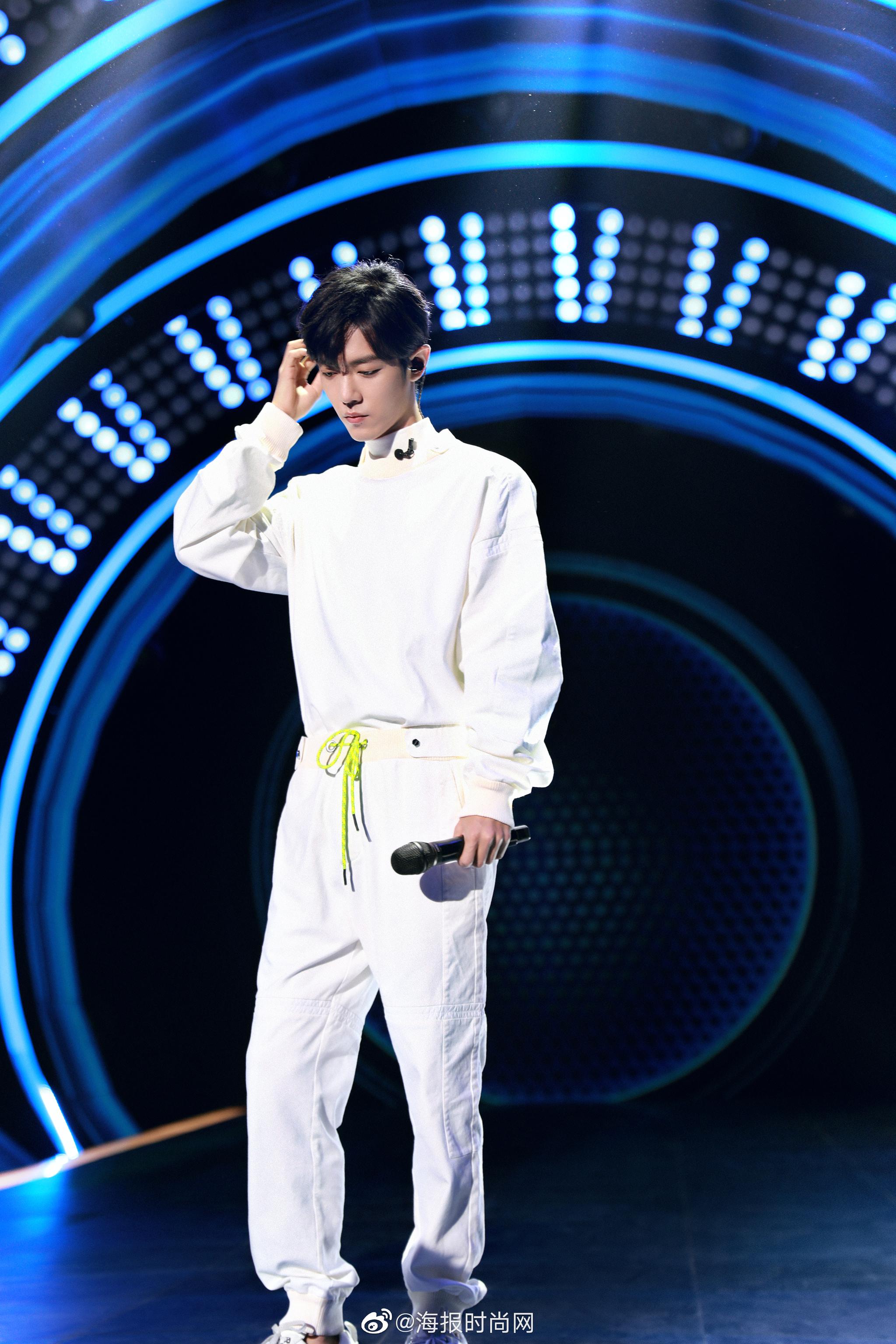 x玖少年团肖战daytoy身着iceberg2019秋冬系列白色休闲套装