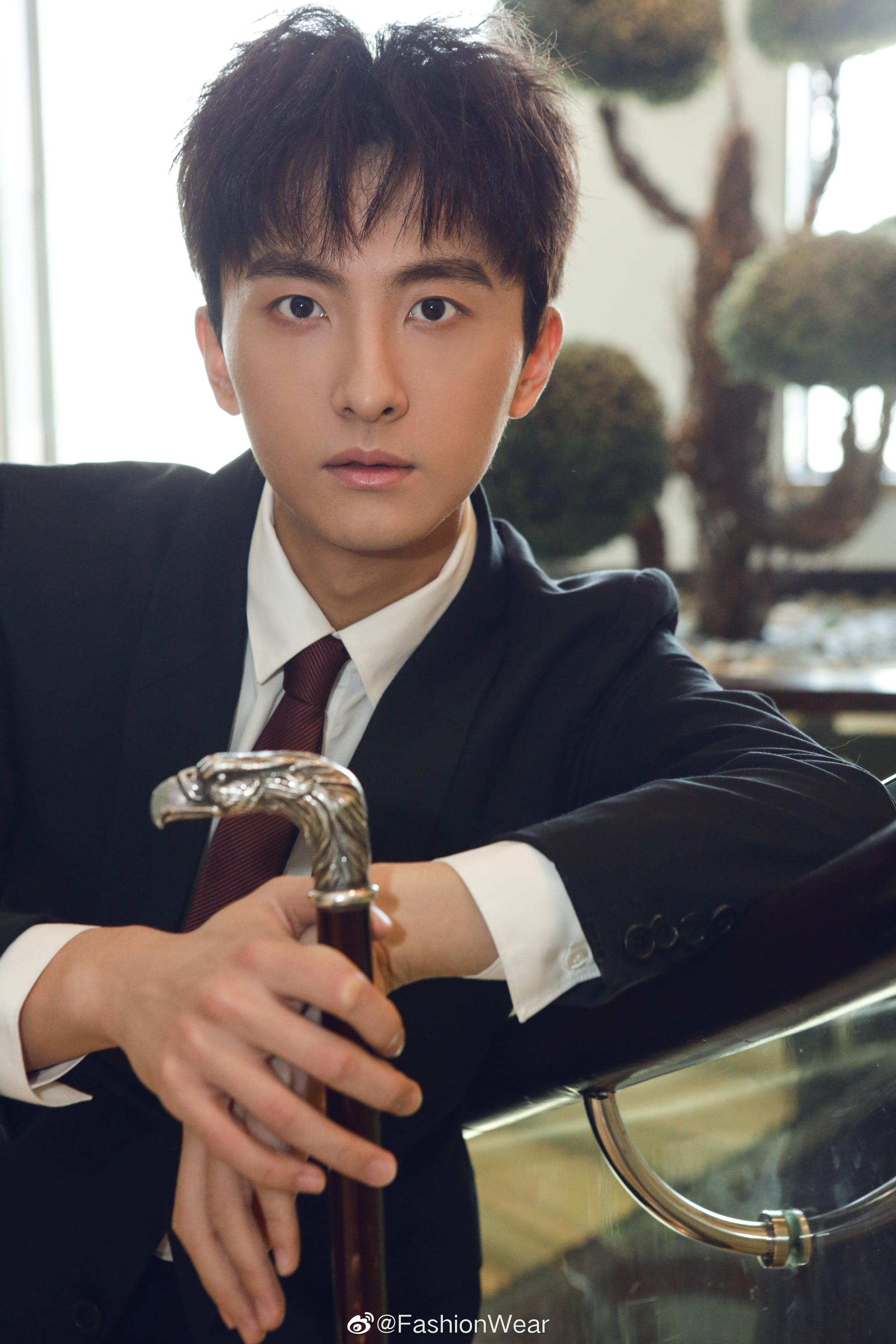 演员@牛骏峰 身着简约黑色西装出席《演员请就位》终极就位盛典_高清