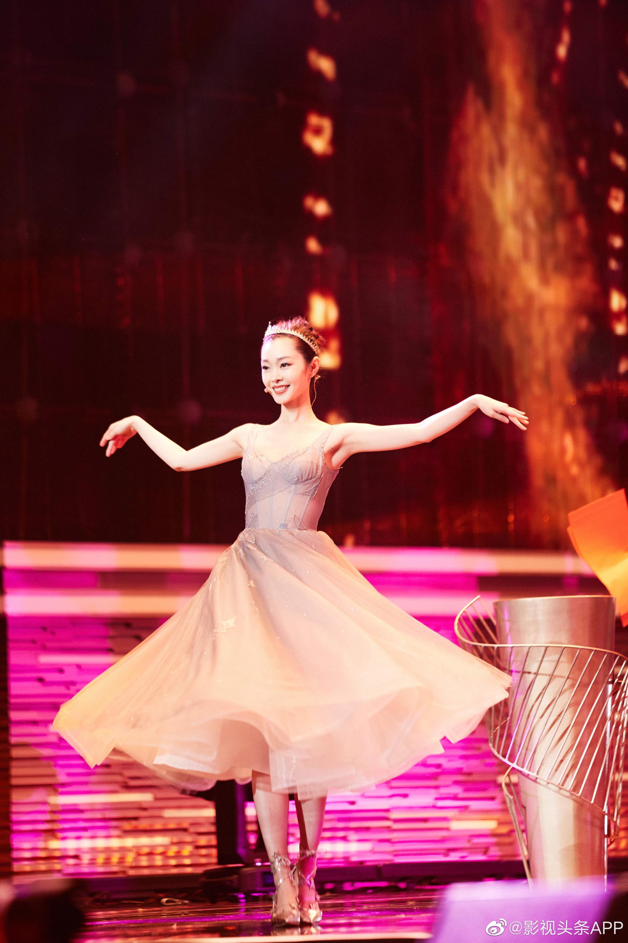 身穿天鹅裙仙气亮相盛典,@宋轶xiaoyiyi 曼妙天鹅颈亮眼_高清图集
