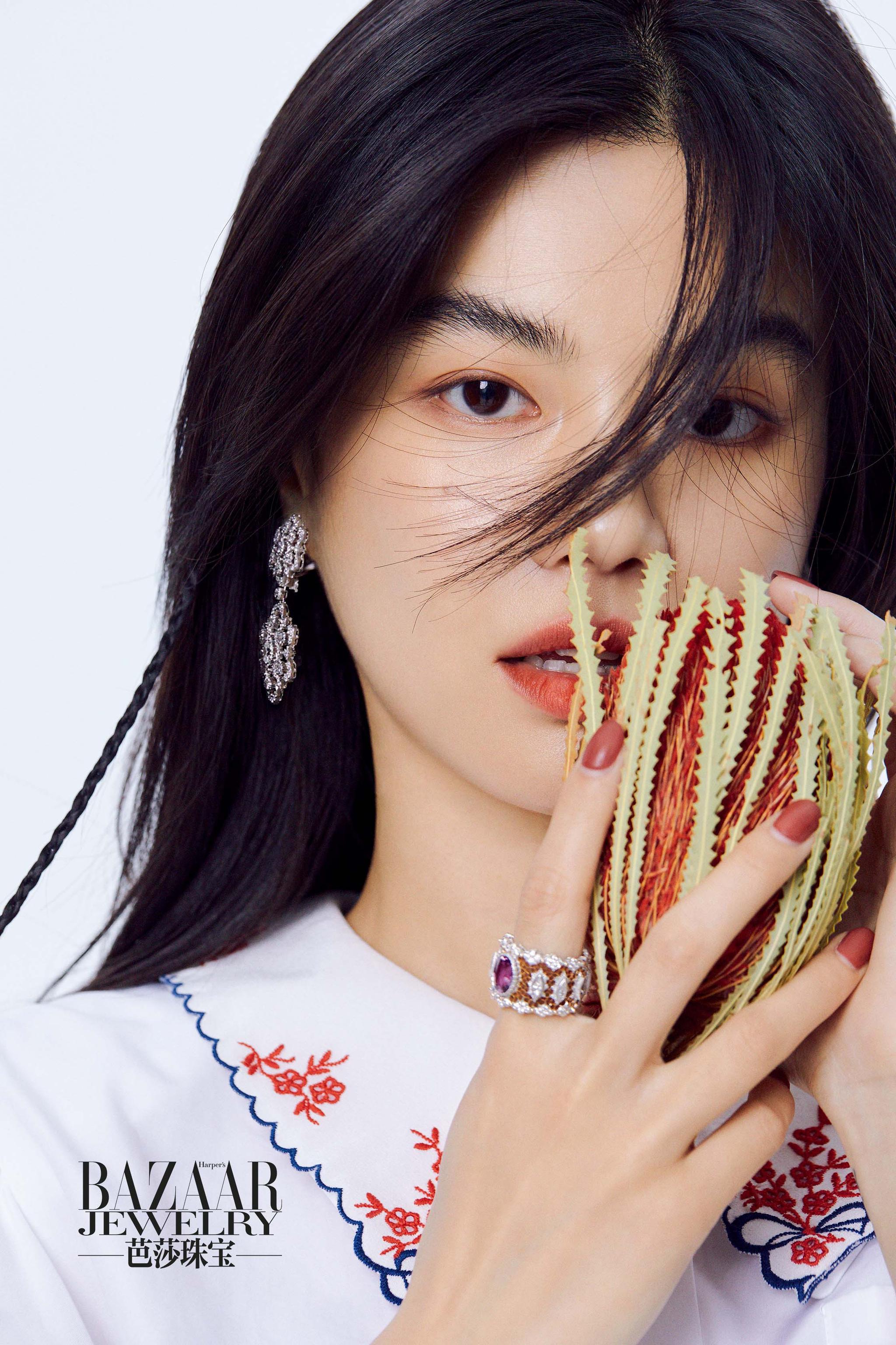 reb李蔓瑄 与@张婧仪 登上@芭莎珠宝 二月刊_高清图集_新浪网
