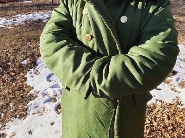 东北风格新时尚",网友却吐槽:像奶奶带的娃|张天爱|新时尚|军大衣