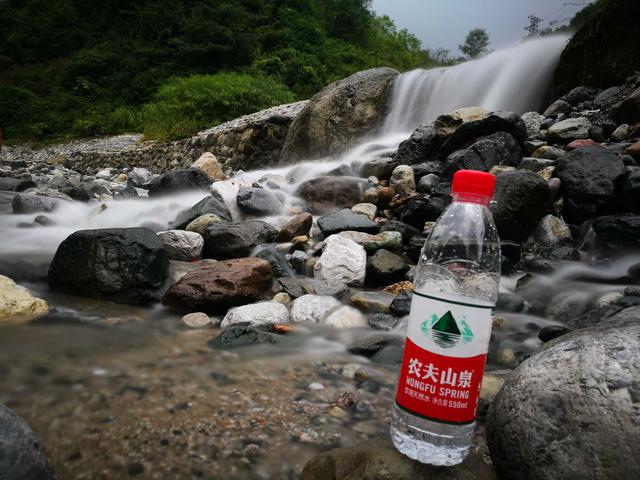 瓶装水也能高大上随着消费的持续升级,农夫山泉在坐稳国内瓶装水第一