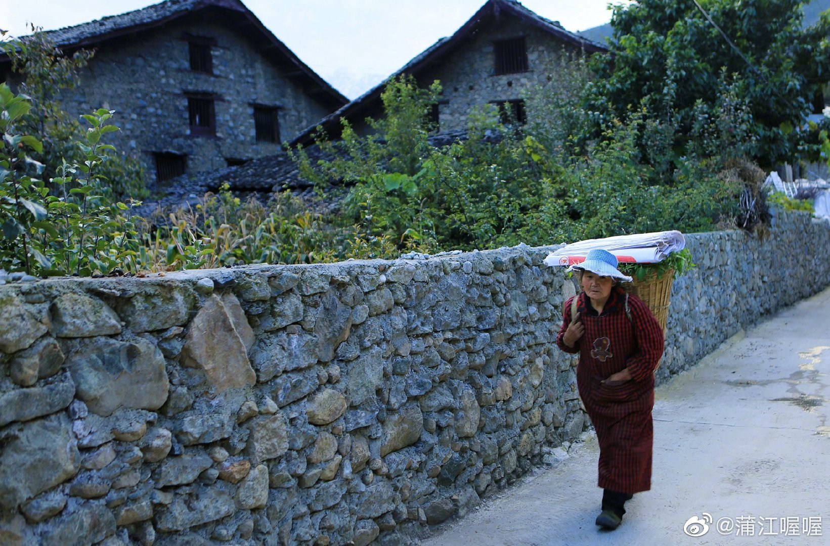 四川泸定岚安,一个典型的山区古镇.这里的原住村民中