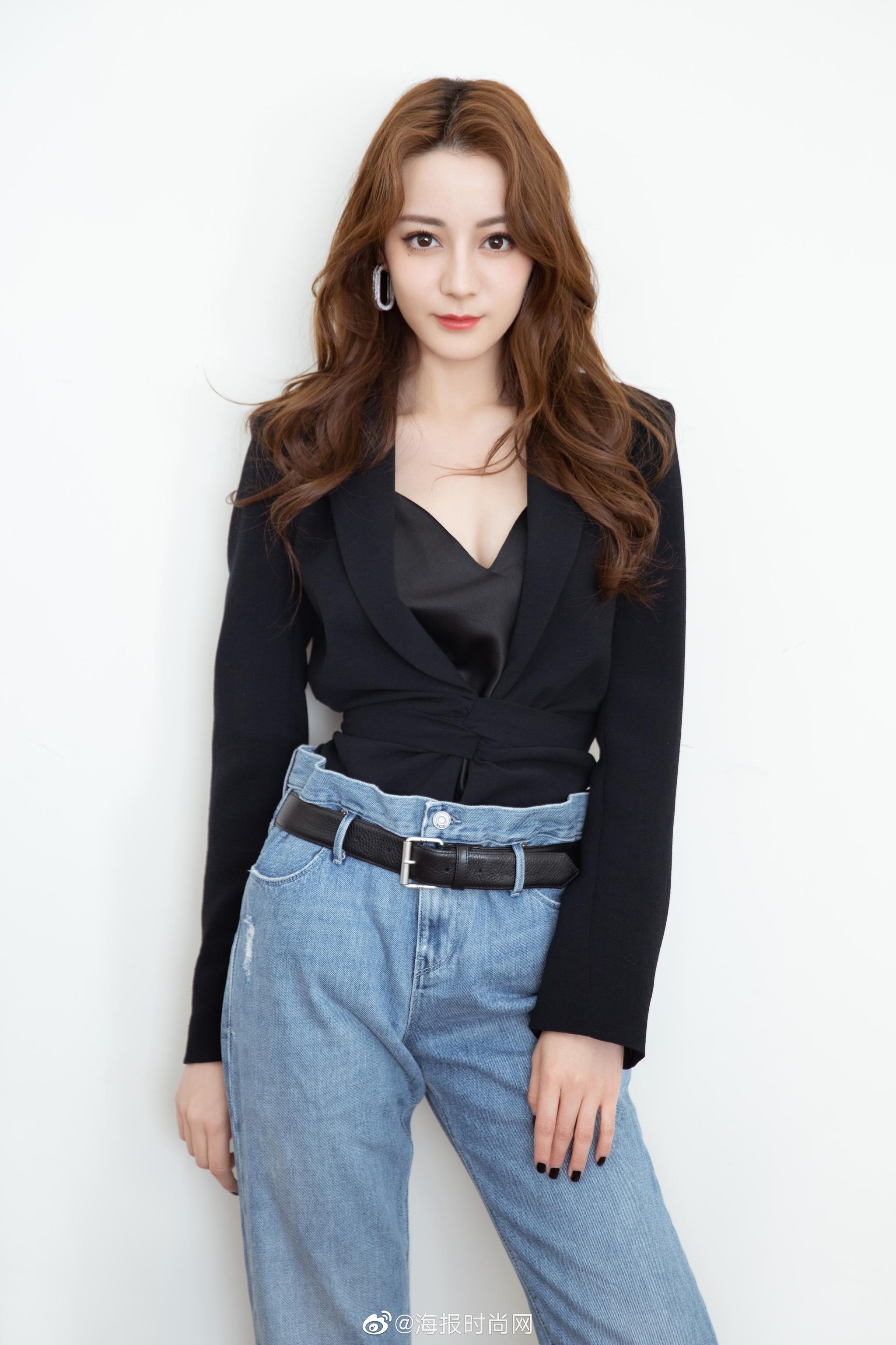 dear-迪丽热巴 身着@pinko官方微博 黑色上衣搭配牛仔裤以及@sergio