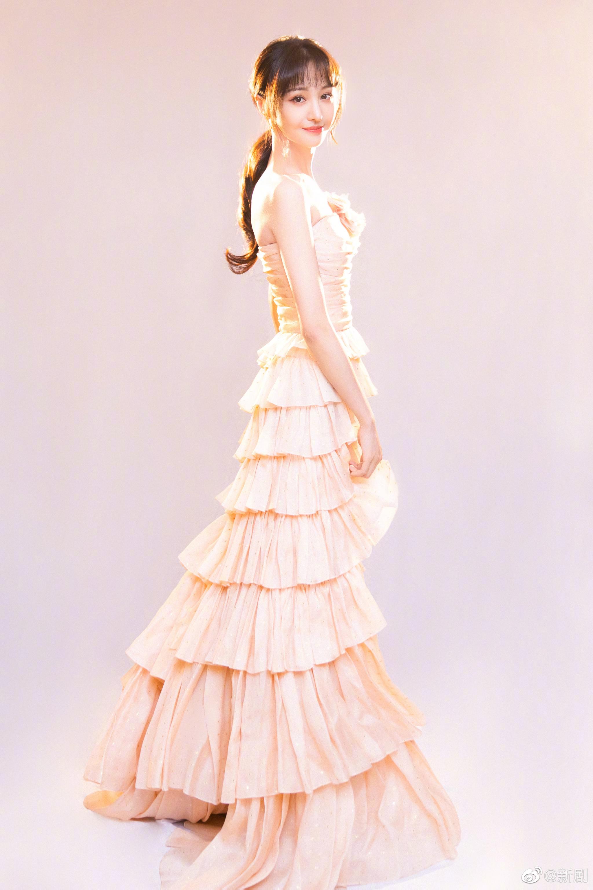 今日份的仙女爽,一身粉色蛋糕裙,清新又甜美,优雅大方