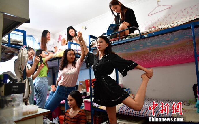 在@河北地质大学 资源学院2019届毕业生中,"六-5-402"宿舍9名女生中有