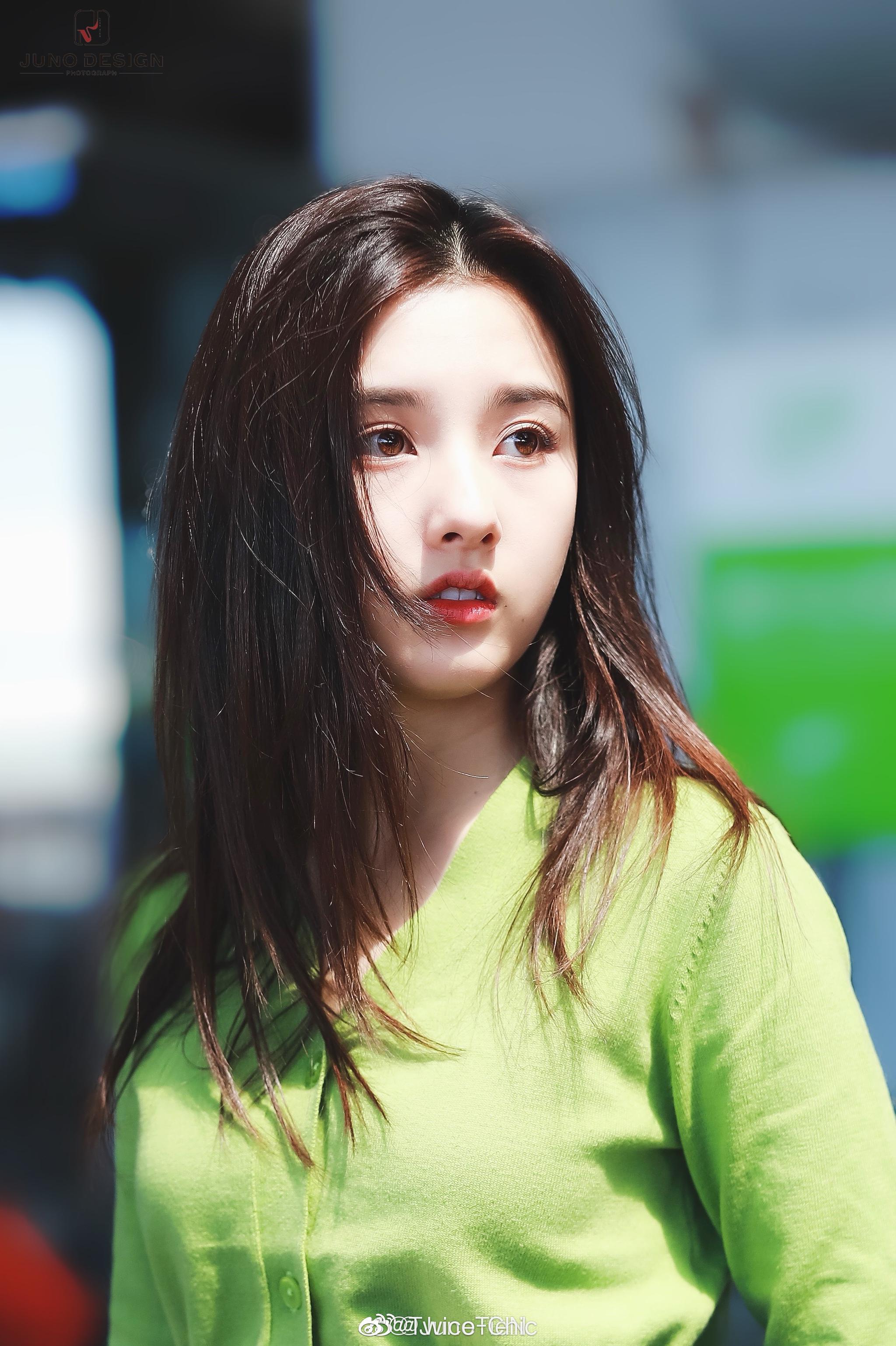 宋祖儿 | 今日上海飞北京机场街拍,黑绿撞色,清新的青苹果味