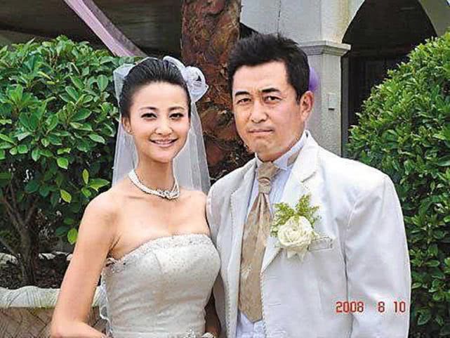 相差15岁的演员夫妻,认识3天就结婚了,今38岁被宠得像公主