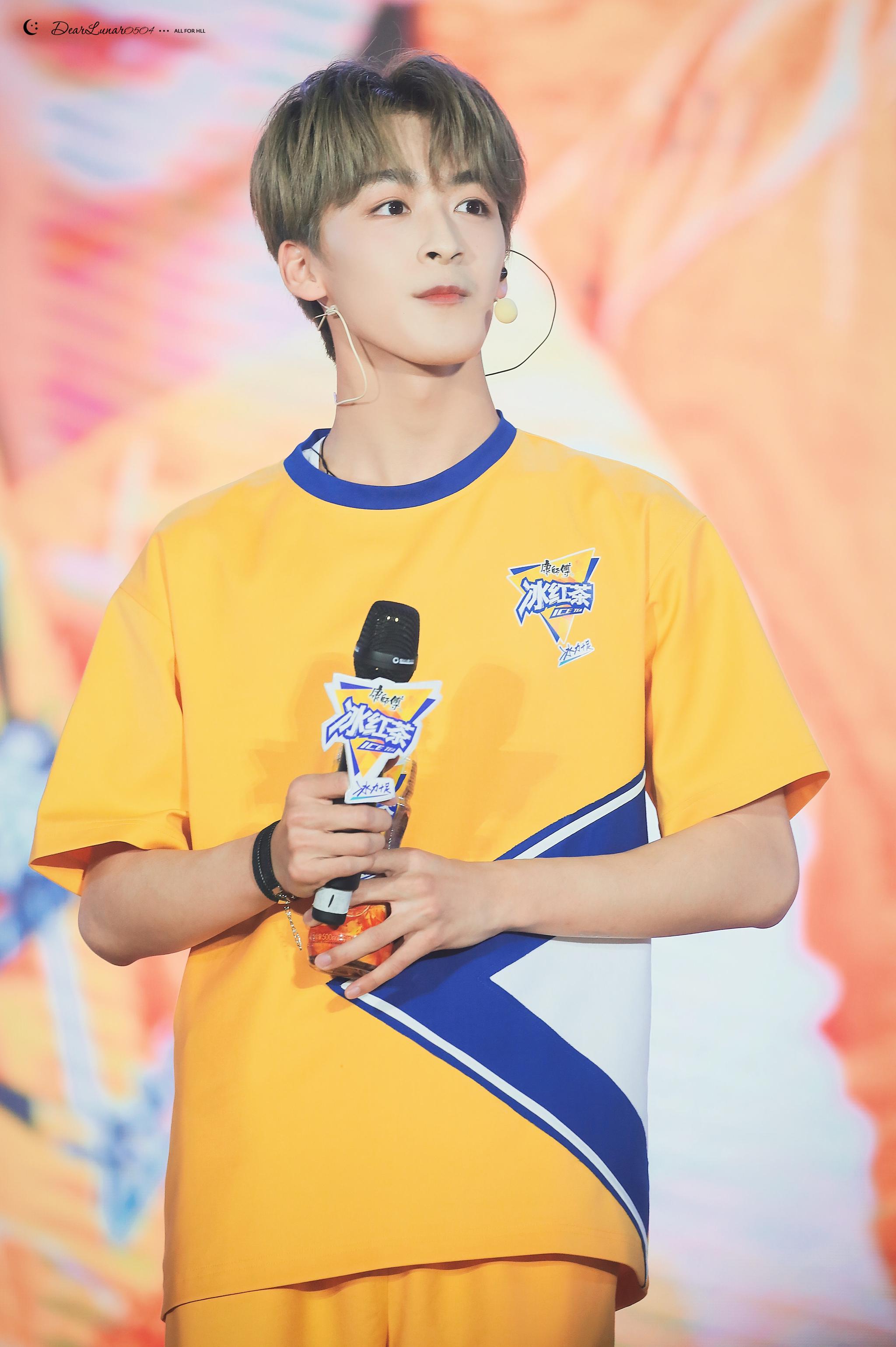 清新帅气 时尚有型的何洛洛