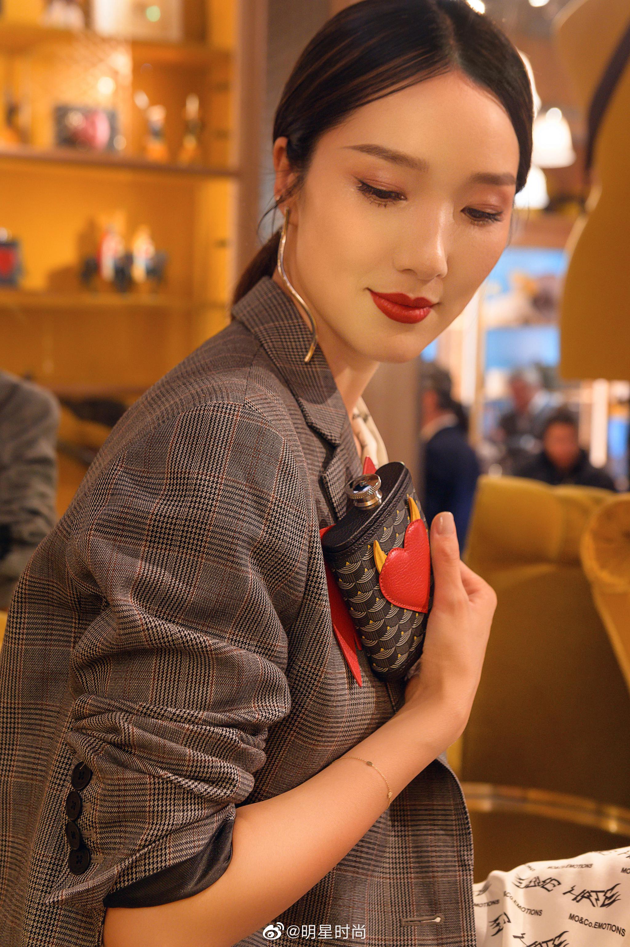 王祖蓝晒出一组妻子李亚男ll的巴黎街拍图引发网友热议