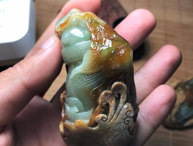 大马坎半山半水的翡翠原石,做出来的复古把件效果如何呢