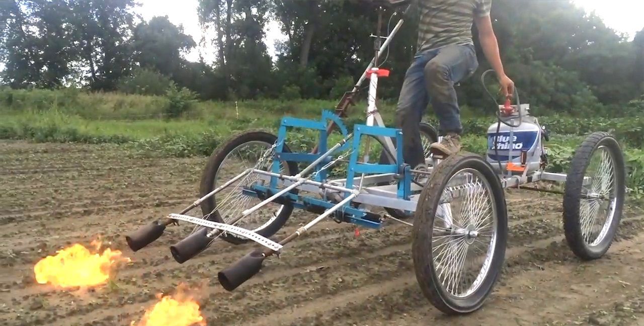 农村小哥发明"煤气罐"除草机,外表很威风,300元造一台