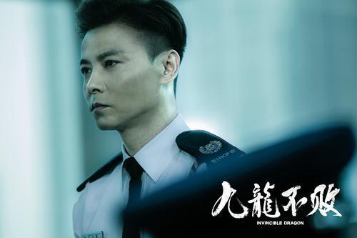 蔡少芬挺三胎孕肚，跟张晋回老家，与亲戚“水上打牌”超接地气