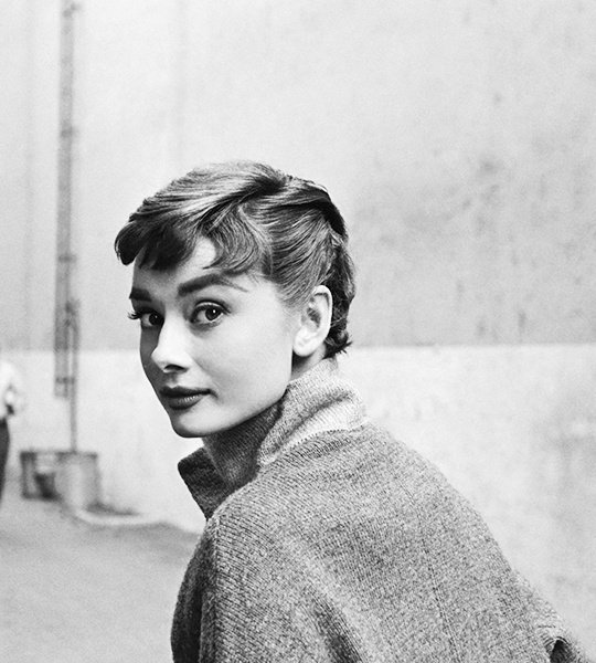 1953年摄影师mark shaw为《life》杂志拍摄赫本的生活花絮.