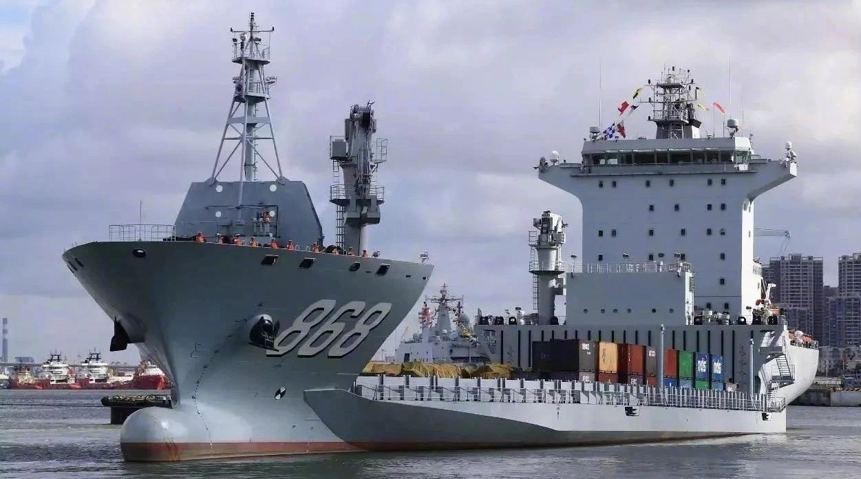 东海岛号曝光新图,我国军用半潜船体型原来这么大,啥都能背