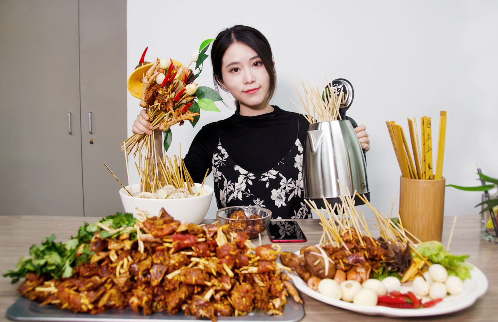 没想到美食达人还是时髦精,办公室小野拍和风写真,秒变霸气女侠