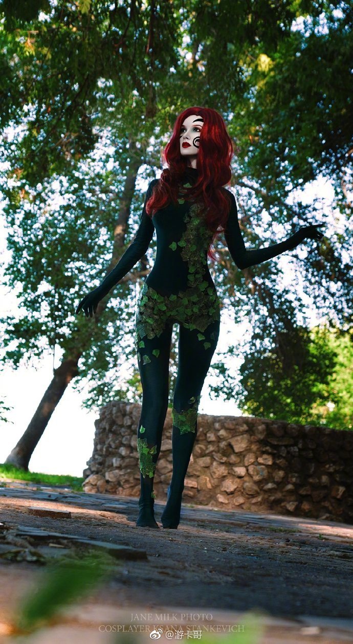 国外妹子cos超级反派毒藤女