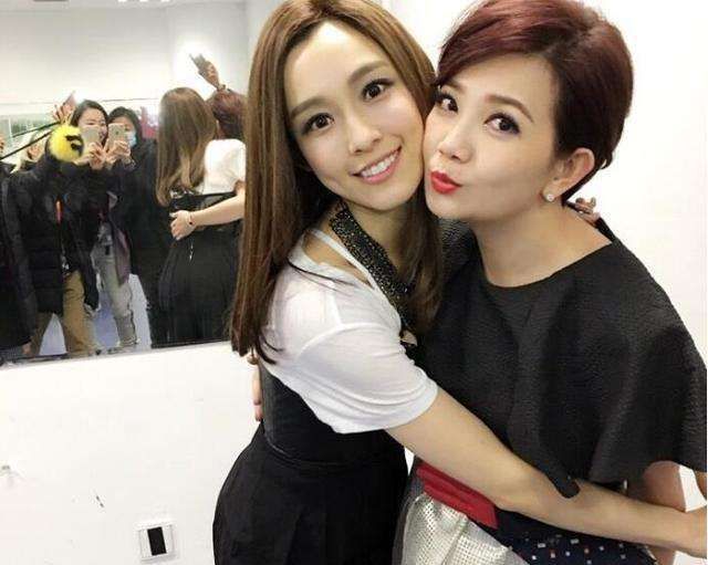 范玮琪晒亲子合照,紧抱双胞胎儿子母爱爆棚