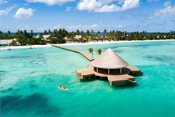 马尔代夫康迪马岛位于马尔代夫哈阿鲁环礁岛上有一个天然泻湖和郁郁