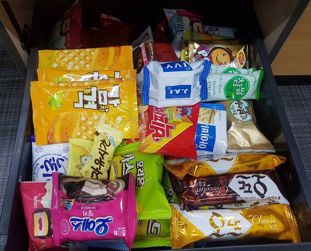 办公桌里,一定要有一个抽屉是要塞满零食的~dei不dei?