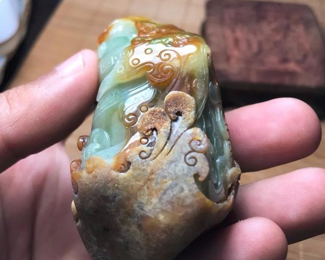 大马坎半山半水的翡翠原石,做出来的复古把件效果如何呢