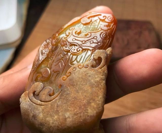 大马坎半山半水的翡翠原石,做出来的复古把件效果如何呢