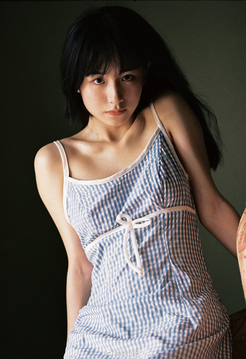 那个穿蓝色吊带的女孩真可爱/@顾林x @森小艺|顾林|吊带|蓝色|女孩|摄影_新浪新闻