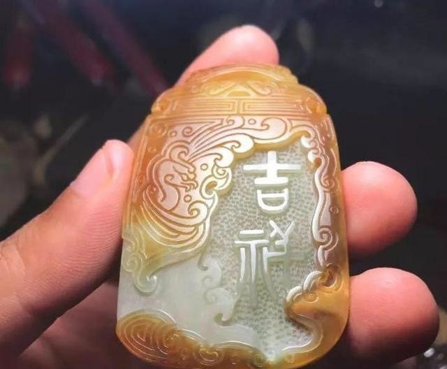 大马坎半山半水的翡翠原石,做出来的复古把件效果如何呢