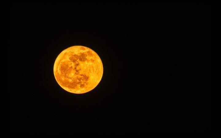 橙色的月亮通常出现在天空何处?