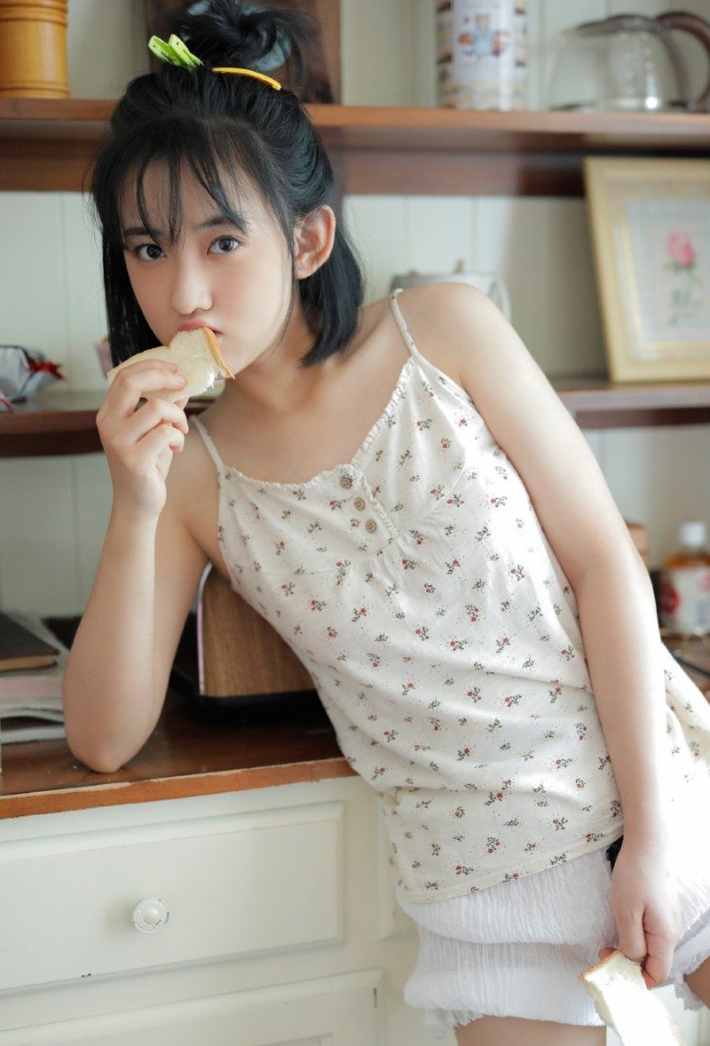 清纯可爱软妹子美腿热裤白嫩肌肤私房唯美写真