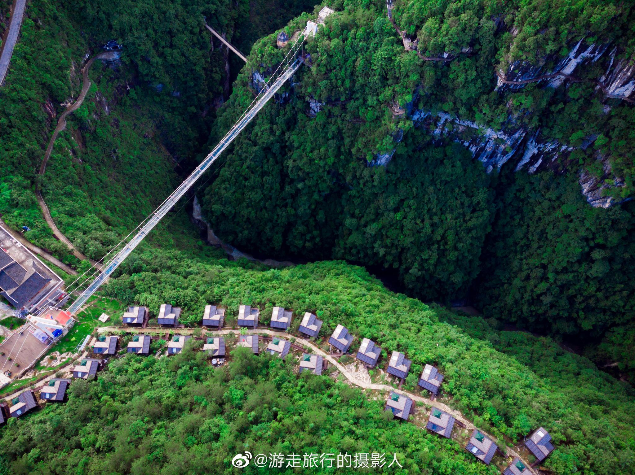 恩施地心谷有一处悬崖上的酒店名叫崖舍,崖舍位于地心谷景区大门口