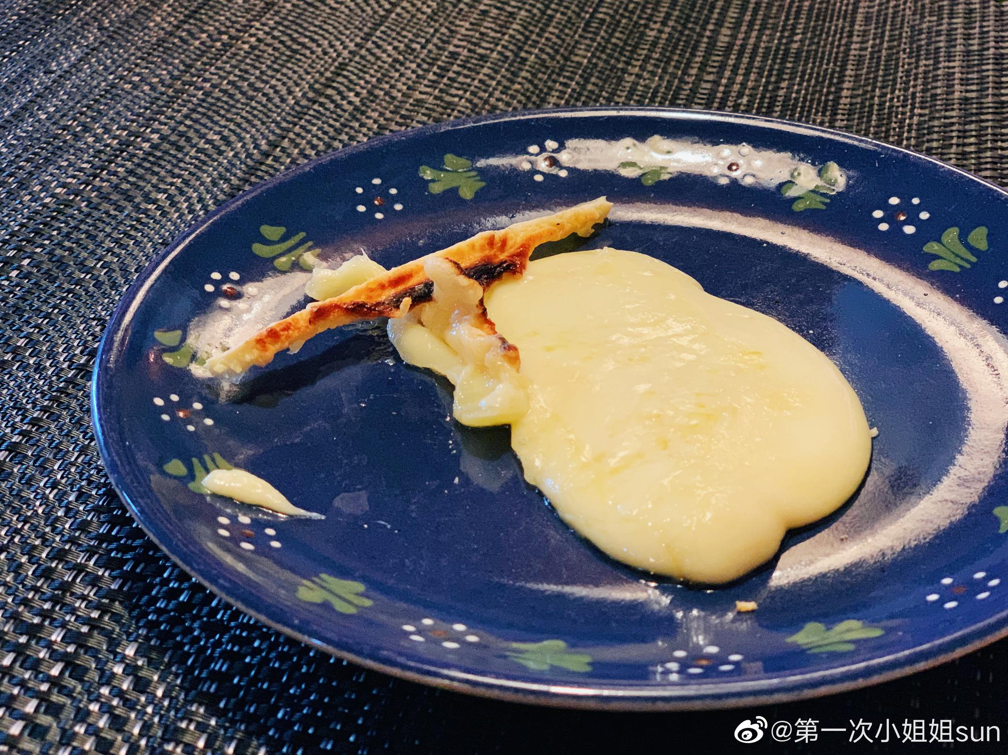 拉科雷特干酪,和奶酪火锅并称为瑞士"国菜".