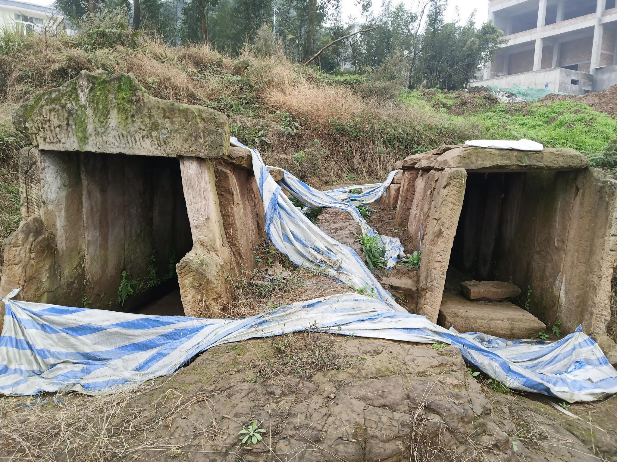 一组石墓图,网友 @o米o朵 提供,位于四川宜宾市江安县.应为南宋