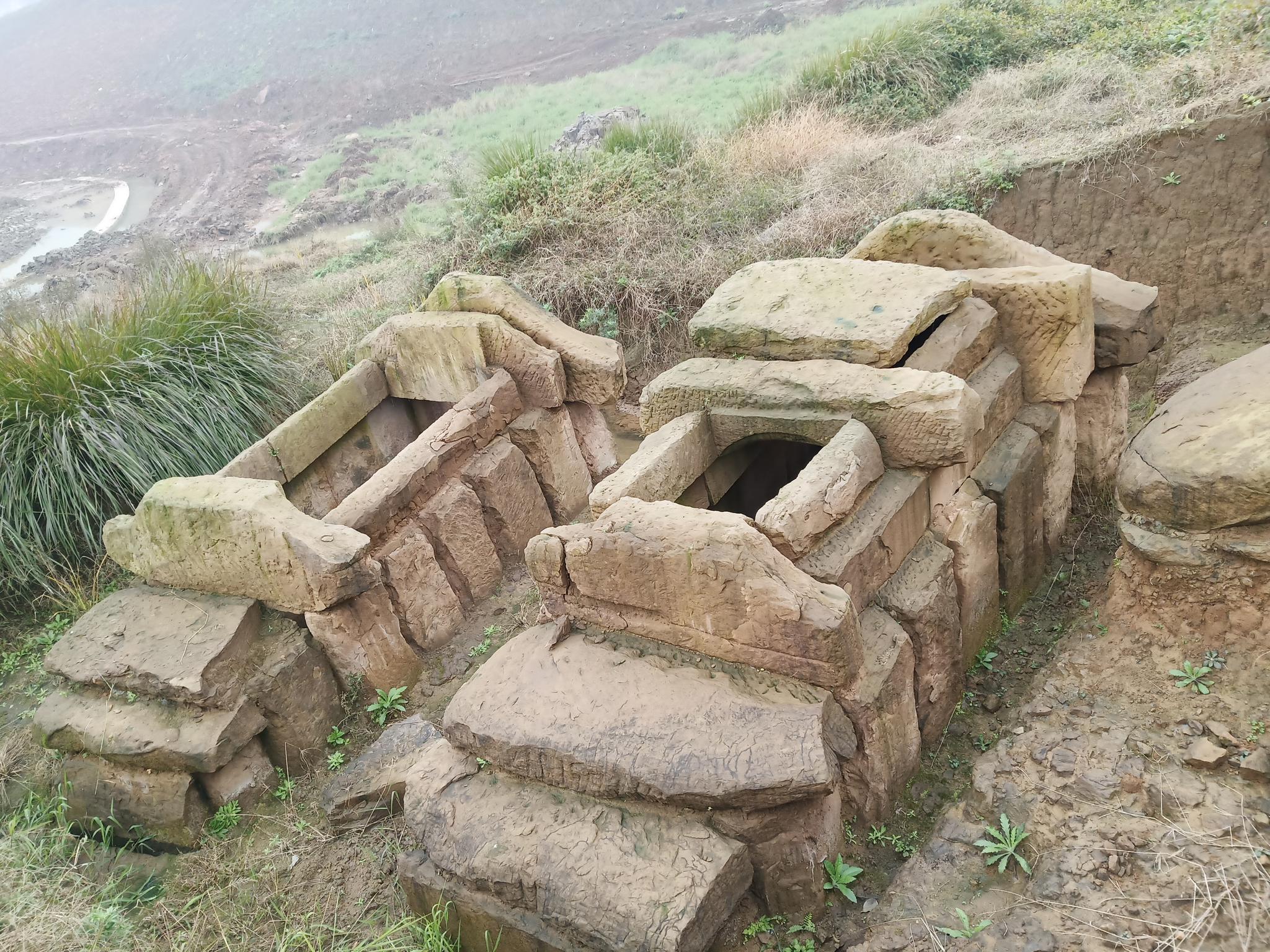 一组石墓图,网友 @o米o朵 提供,位于四川宜宾市江安县.应为南宋