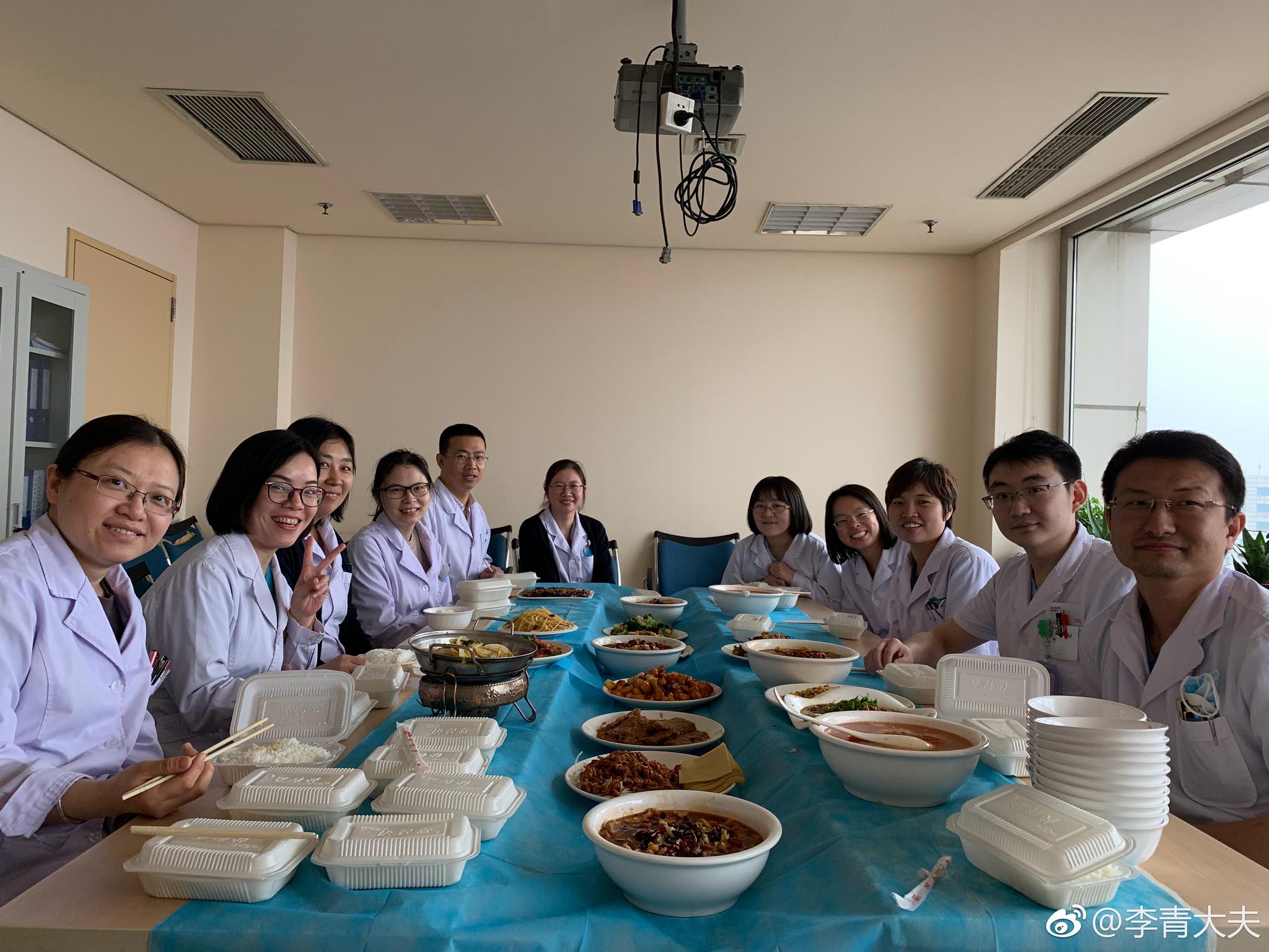 忙里偷闲累中取乐科室的元宵午餐会谢谢亲爱的同事们