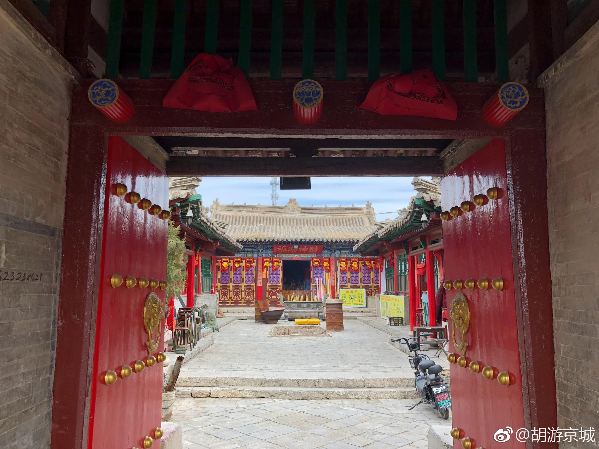 这种三个门簪(户对)的院门应该也只能在蔚州地区找到了。|门簪|蔚州|院门_新浪新闻