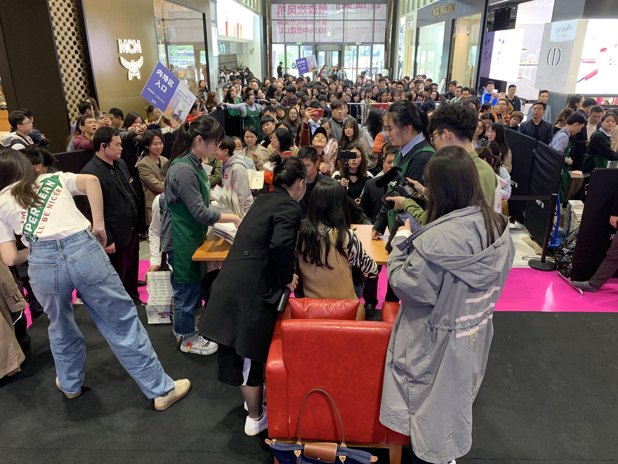 火热现场图放送感谢大家为了小爬的新书签售会从各地赶来已