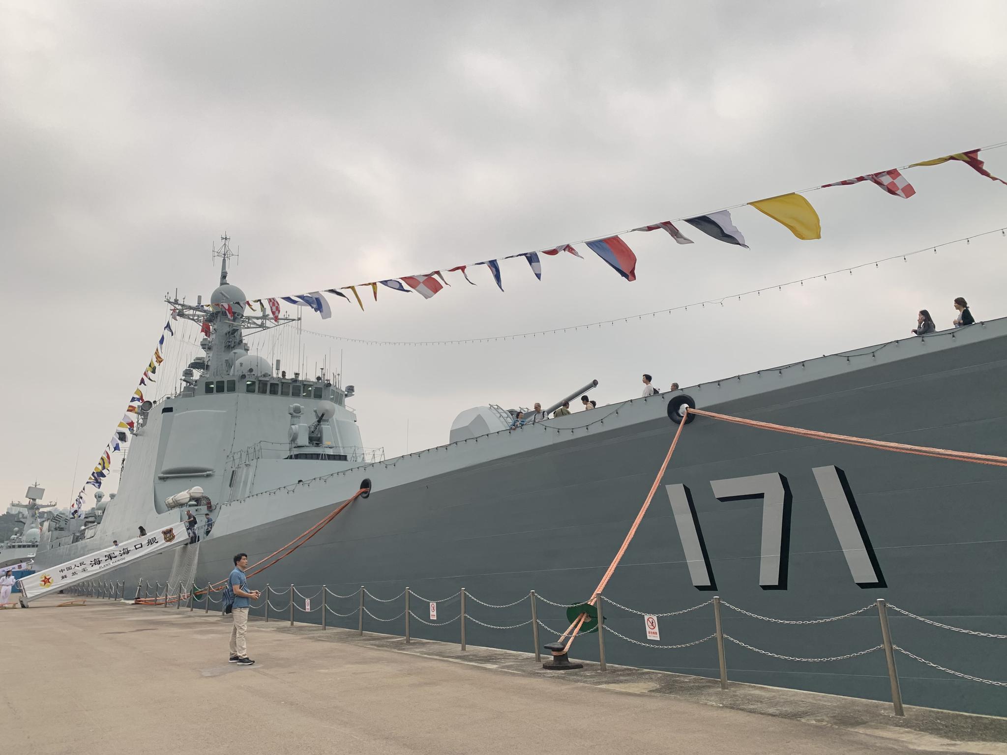 欢迎海口舰编队到香港.052c型走的是德国护卫舰风,全长155.5米